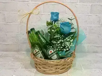 Cesta com Arranjo com 2 Rosas Azuis + 3 Cervejas - Heineken