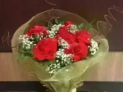 Buquê de Rosas Vermelhas Dobradas Manualmente, na Tela