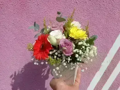 Arranjo de Flores Coloridas no Cachepot - Medio
