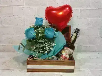 Bau com Arranjo de 3 Rosas + Cerveja Roleta Russa - Azul