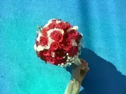 Buquê 24 Rosas Vermelhas e Lisianto Branco