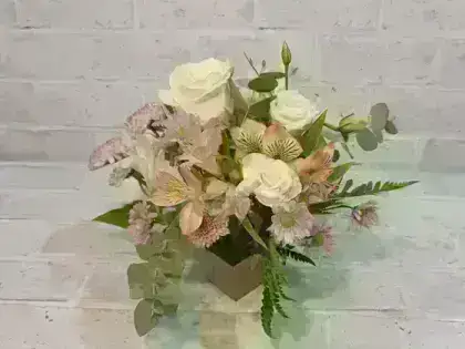 Pequeno Arranjo de Flores no Cachepot - Pequeno