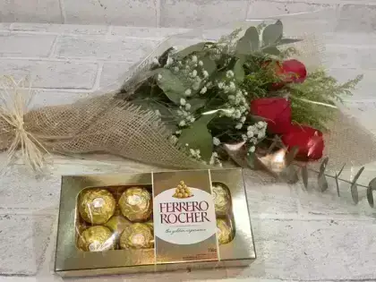 Ramalhete com 3 Rosas Vermelhas na Juta - Ferrero 8 Unidades