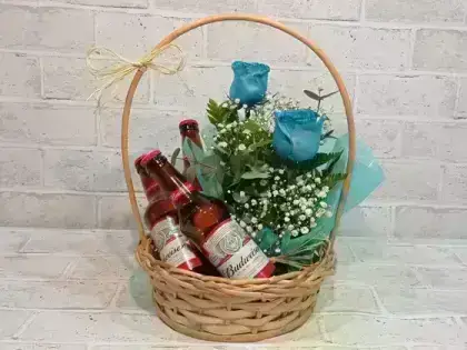 Cesta com Arranjo com 2 Rosas Azuis + 3 Cervejas - Budweiser