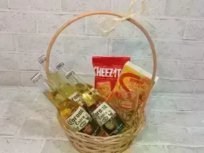 Cesta de Cerveja com Copo e Aperitivos - Corona Extra