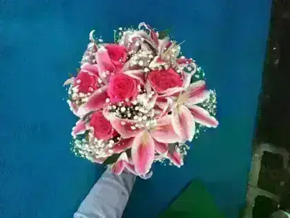 Buquê de Lírio e 6 Rosas Pink