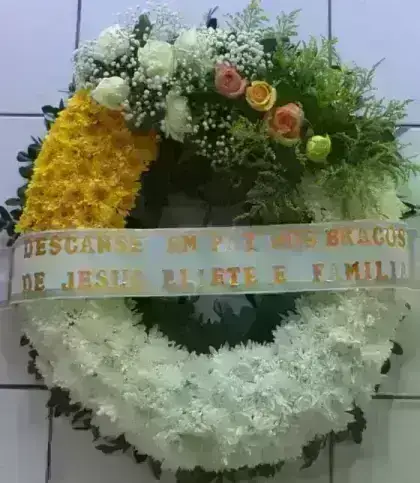 Corbélia Redonda com Crisantemo e Rosas