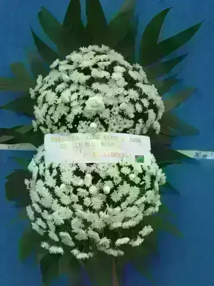 Coroa de Crisantemo e Flores do Campo em Tons Brancos com Rosa Branca