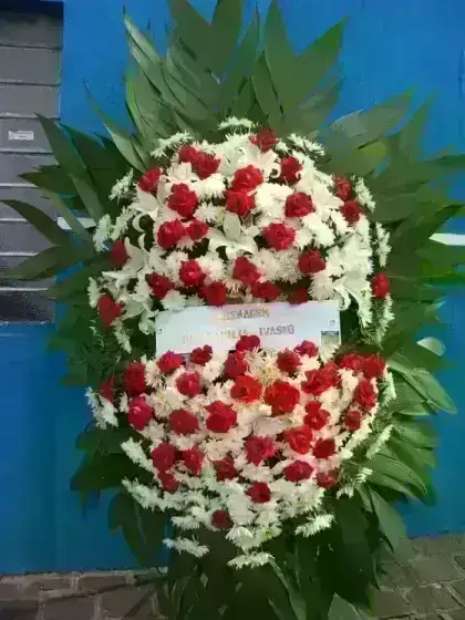 Coroa com Rosas Abertas e Lírio Grande