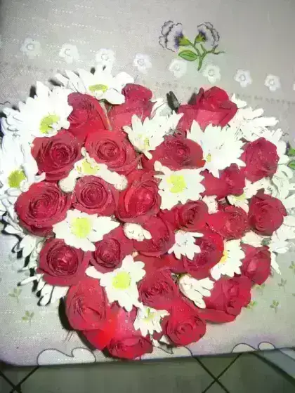 Coração Pequeno de Rosas e Margaridas Brancas
