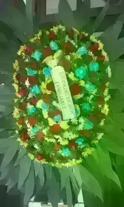 Coroa de Flores do Campo com Rosas Abertas Azuis e Vermelhas