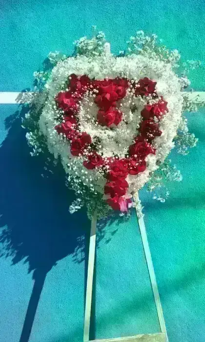 Coração de Crisantemos com Rosas Abertas Vermelhas