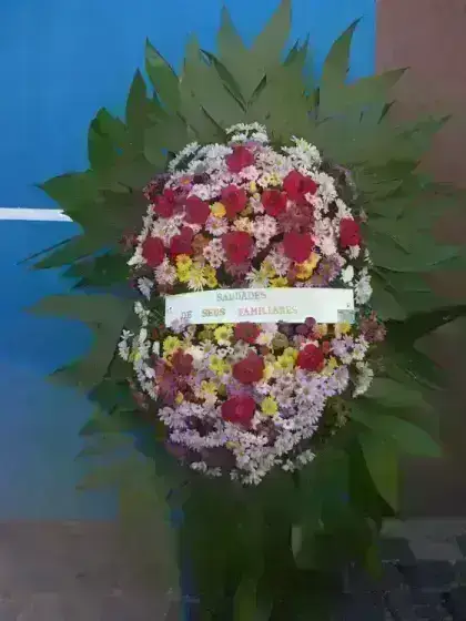 Coroa de Flor do Campo em Tons Rosados com Rosas Abertas Grandes