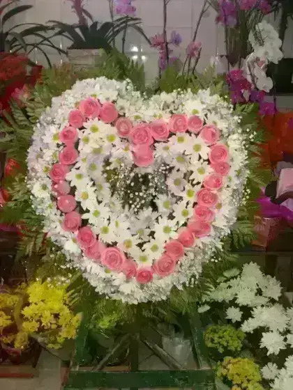 Coração de Flor do Campo com Rosas em Tons Claros