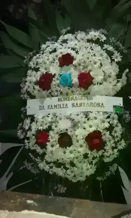 Coroa de Flor de Campo e Rosas Abertas em Tons Claros