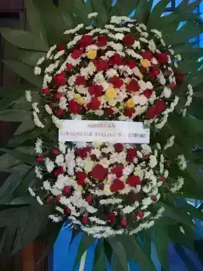 Coroa com Flores Variadas em Tamanho Gigante