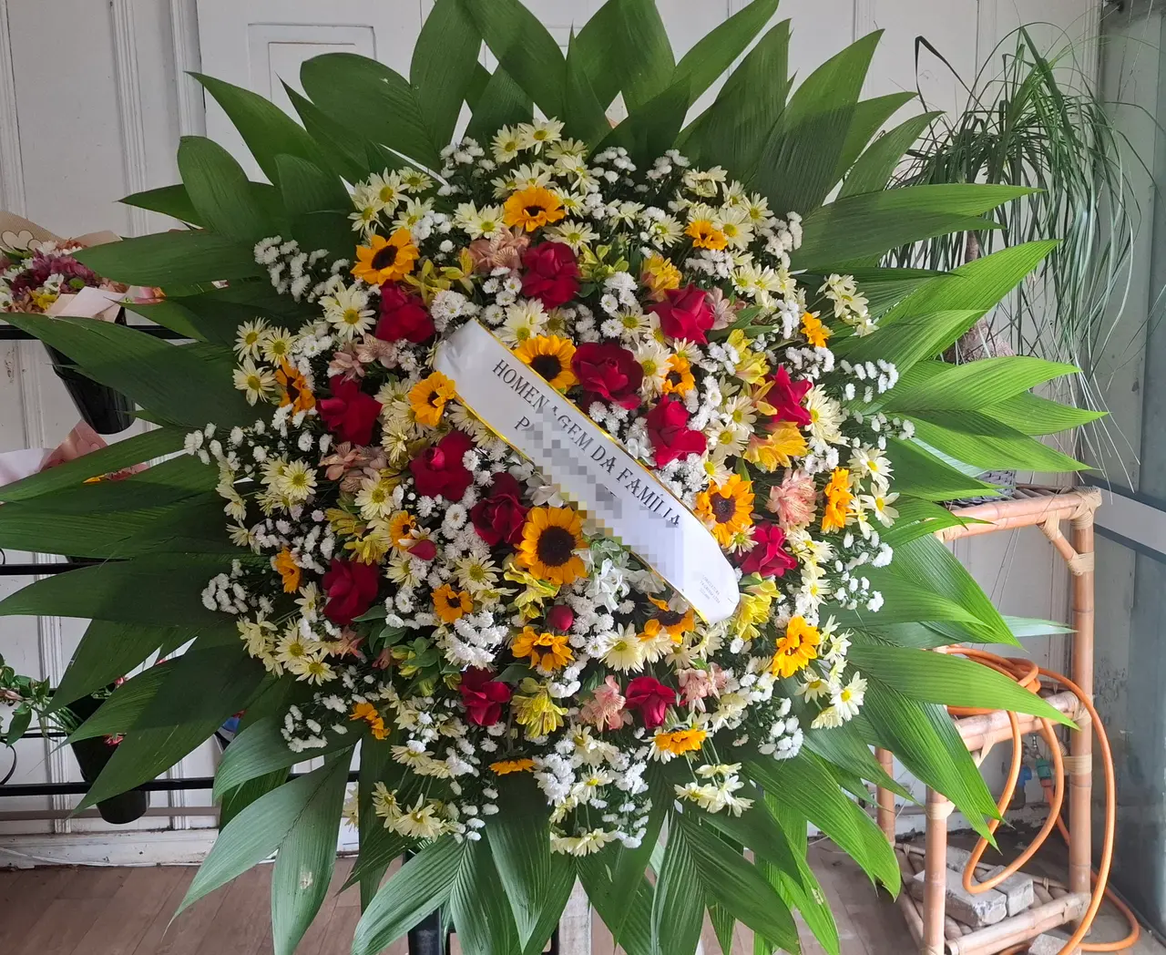Coroa de Flores Confecionada em Espuma Floral Tamanho; Flores 1,,10 M . Tamanho Folhagem 1,40 M . com Aproximadamente 33 Rosas