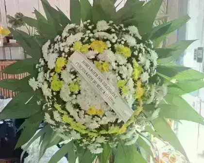 Coroa de Flores Confeccionada com Flores do Campo e Crisântemos