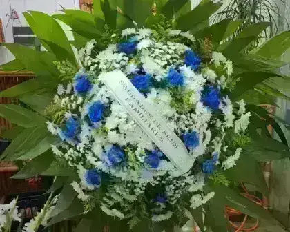 Coroa de Flores Feita em Base Floral Com; Flores da Época, Crisantemos, 14 Rosas e Folhagens.